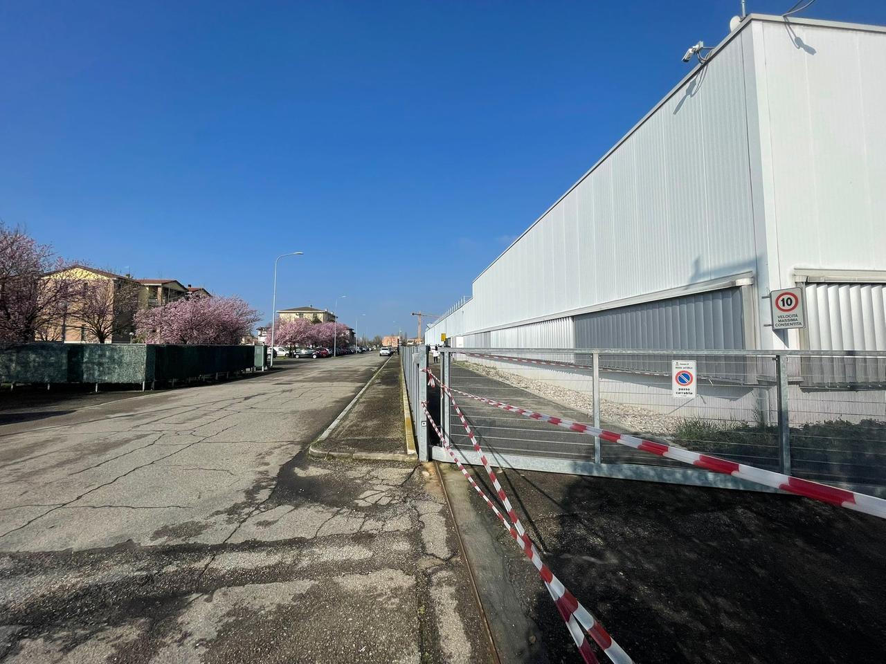 Max Mara, maxi furto alla Manifattura di San Maurizio: i ladri bloccano le strade con le auto e svaligiano il magazzino