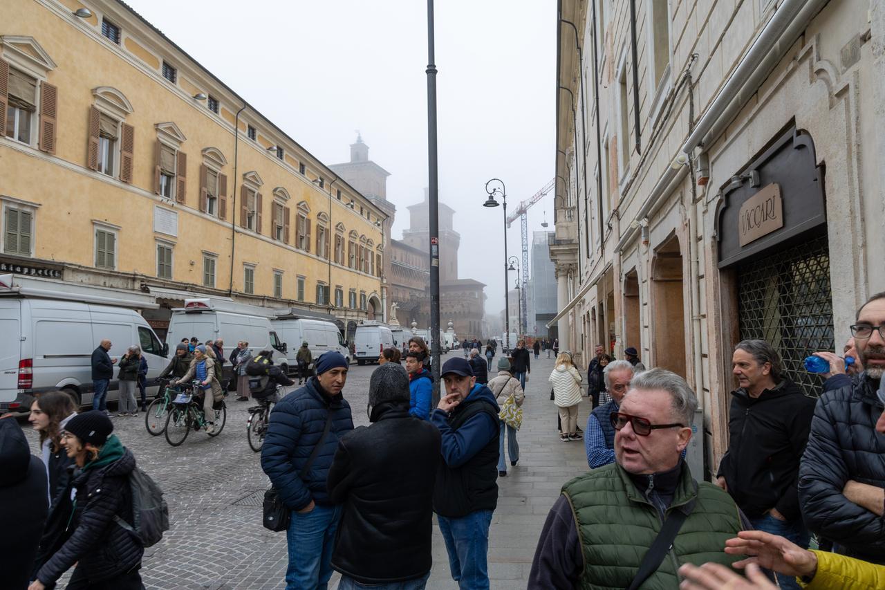 Ambulanti in piazza a Ferrara contro il trasloco del mercato