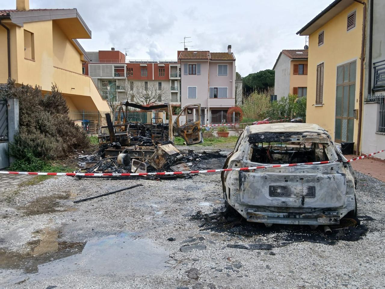Prato, incendio doloso distrugge auto e camper