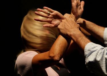 Ferrara, picchiata dal compagno che le estorceva anche soldi per la droga