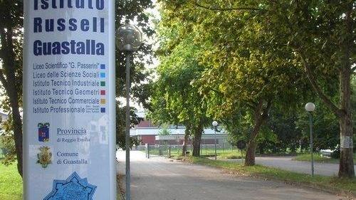 Guastalla, lettera dei docenti del Russell: «Inaccettabile mettere in discussione una professoressa con accuse anonime»