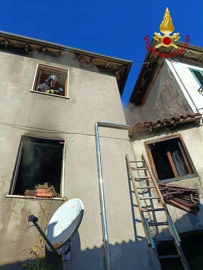 Gallicano, abitazione in fiamme