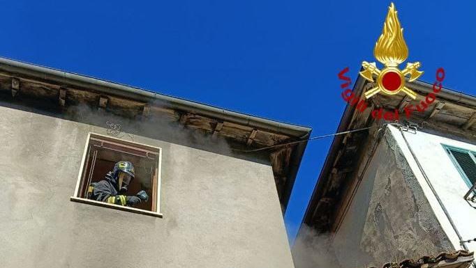 Gallicano, abitazione in fiamme