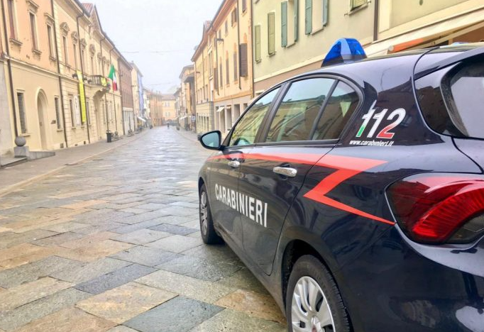 Con un’amica ruba per due volte alla Coop nello stesso giorno, poi dà un pugno a un carabiniere