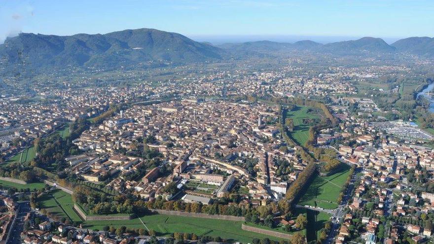 Una veduta dall'alto della città di Lucca