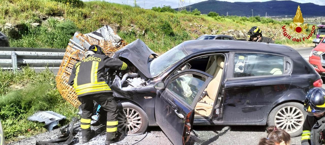 Violento schianto sulla 131, è morto uno dei due feriti