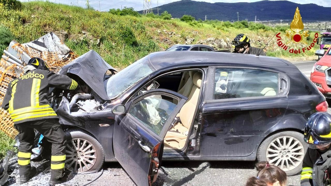 Violento schianto sulla 131, un morto: chiuso un tratto della Statale