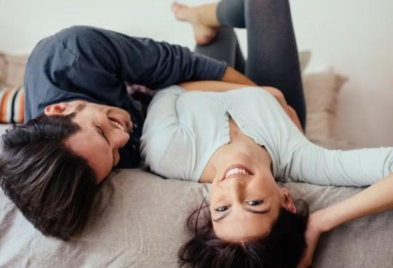 Con lo smartphone sotto le lenzuola, il sesso potrebbe migliorare – ecco l’app che infiamma la vita di coppia