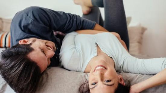 Con lo smartphone sotto le lenzuola, il sesso potrebbe migliorare – ecco l’app che infiamma la vita di coppia