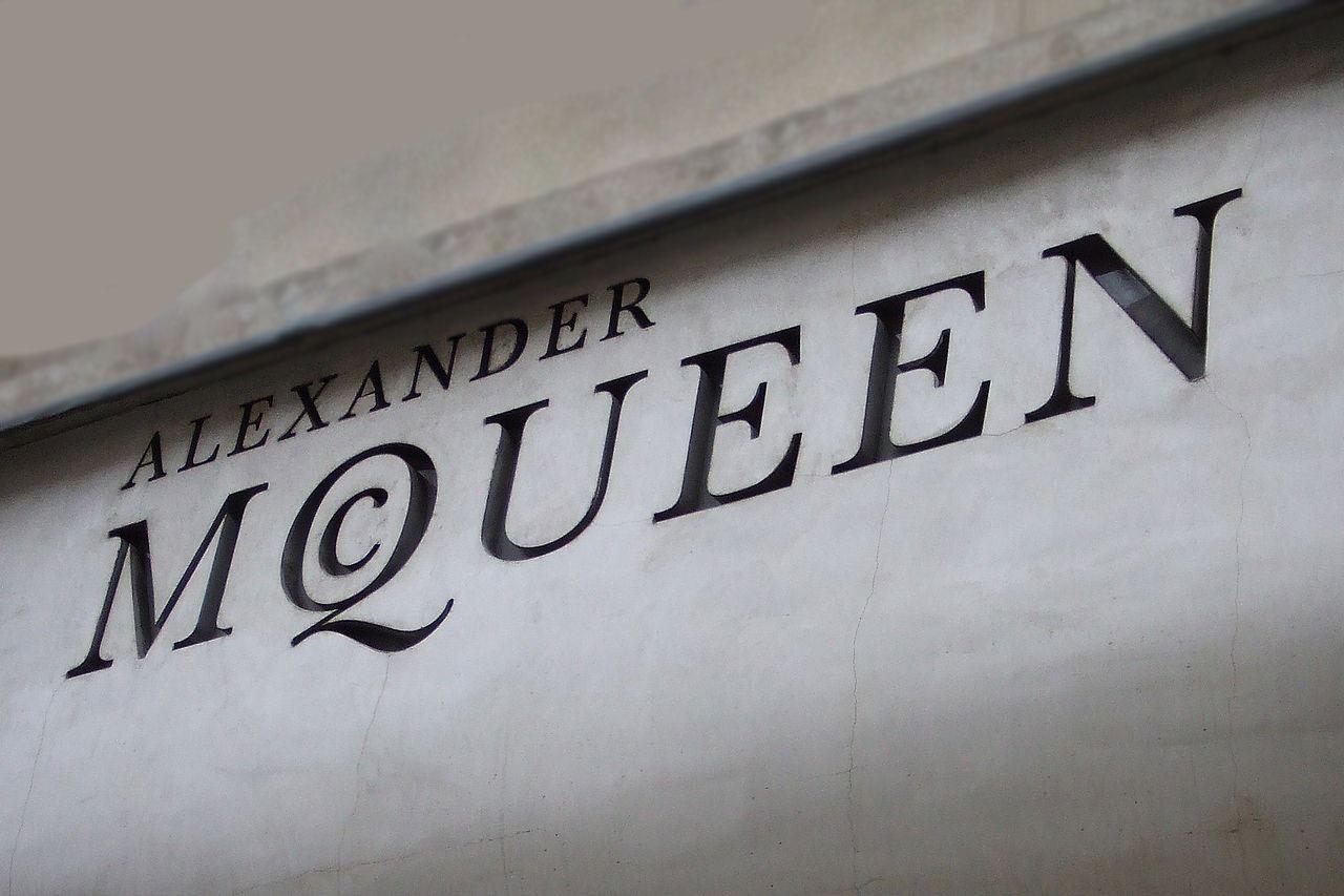Alexander McQueen, annunciati 54 licenziamenti nel gruppo Kering – I sindacati: «Incontro subito»