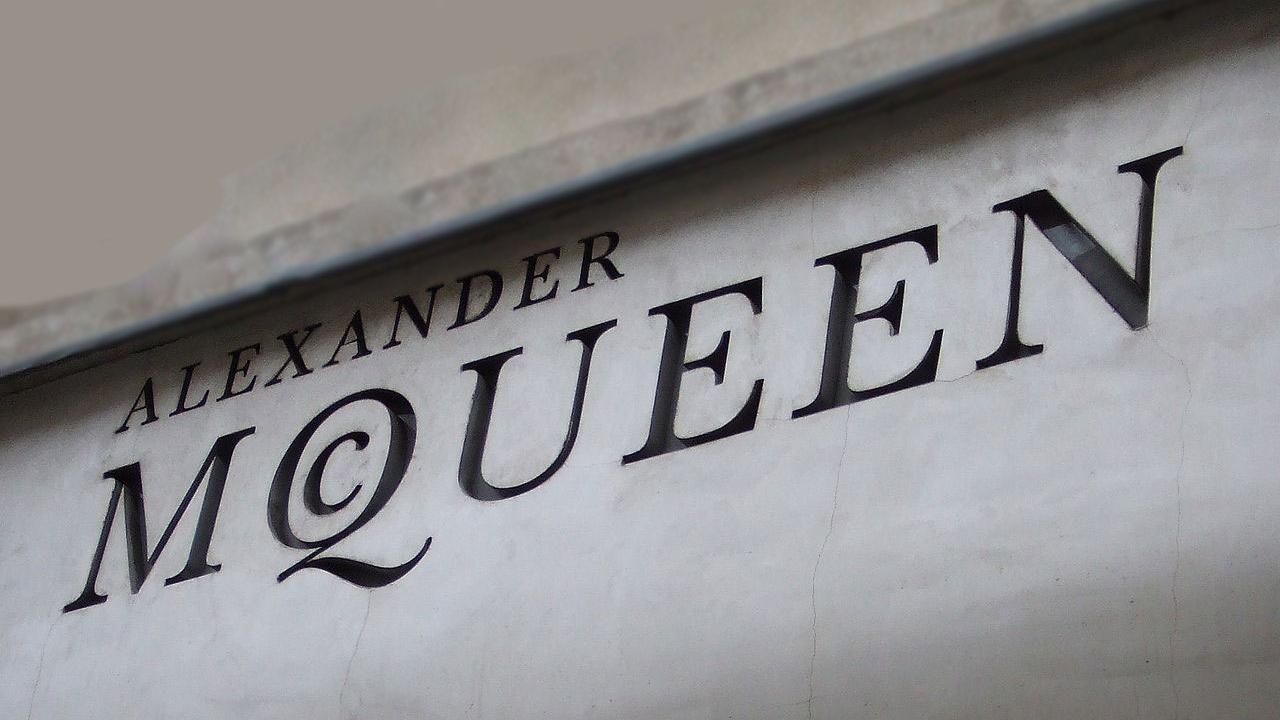 Alexander McQueen, annunciati 54 licenziamenti nel gruppo Kering – I sindacati: «Incontro subito»