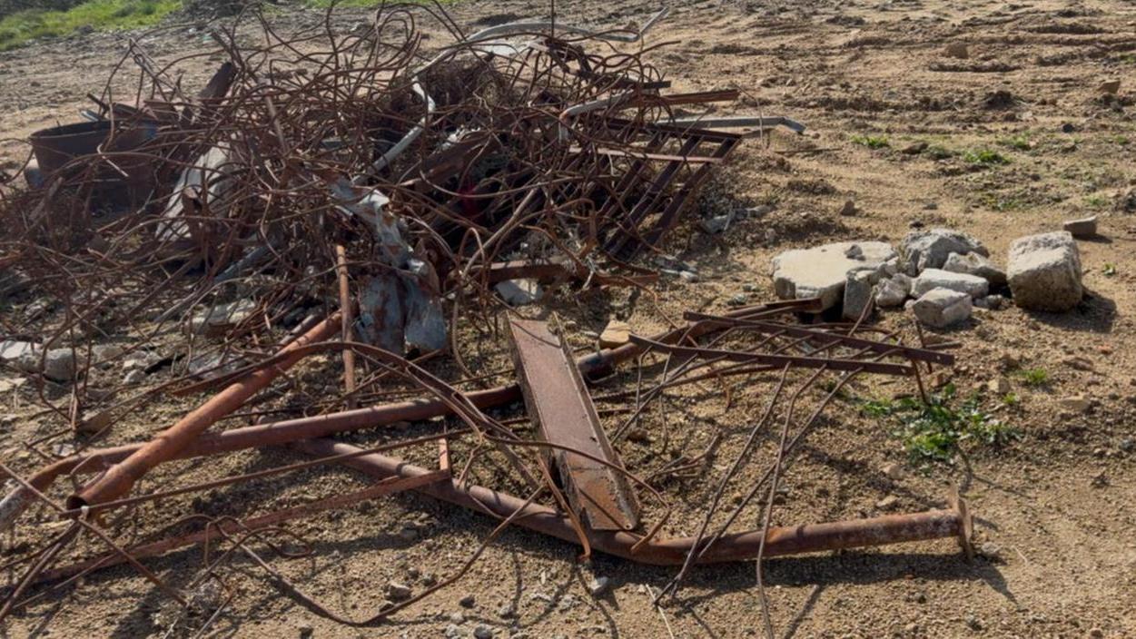Nuoro, detriti e rifiuti nel terreno dell’ex rudere in cui persero la vita i due ragazzini