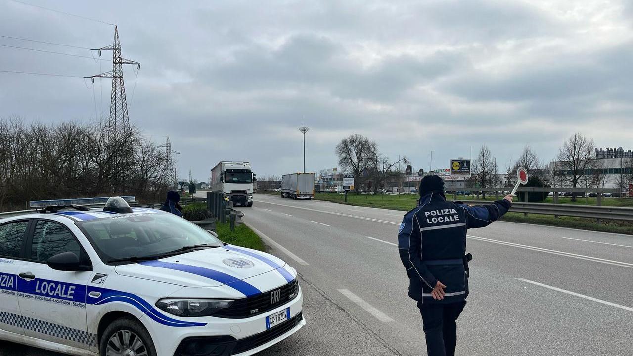Ferrara, dal soccorso a un tir in panne all’indagine su documenti falsi