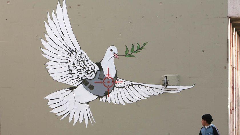 Svelata l’identità di Banksy, lo street artist più famoso del mondo: è Robin Gunningham