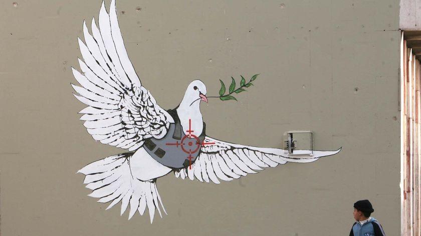 Svelata l’identità di Banksy, lo street artist più famoso del mondo: è Robin Gunningham