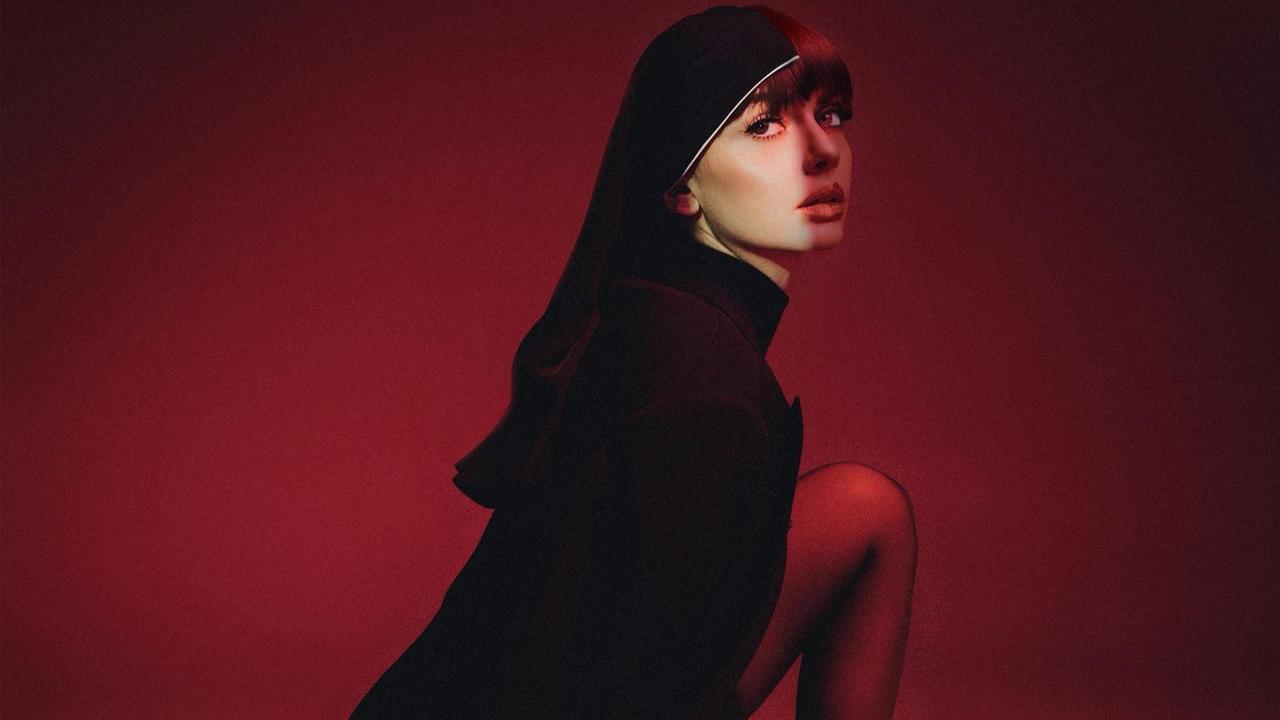 Annalisa lancia Canzone estiva e gioca sui contrasti tra “suora” e “pornodiva” – VIDEO