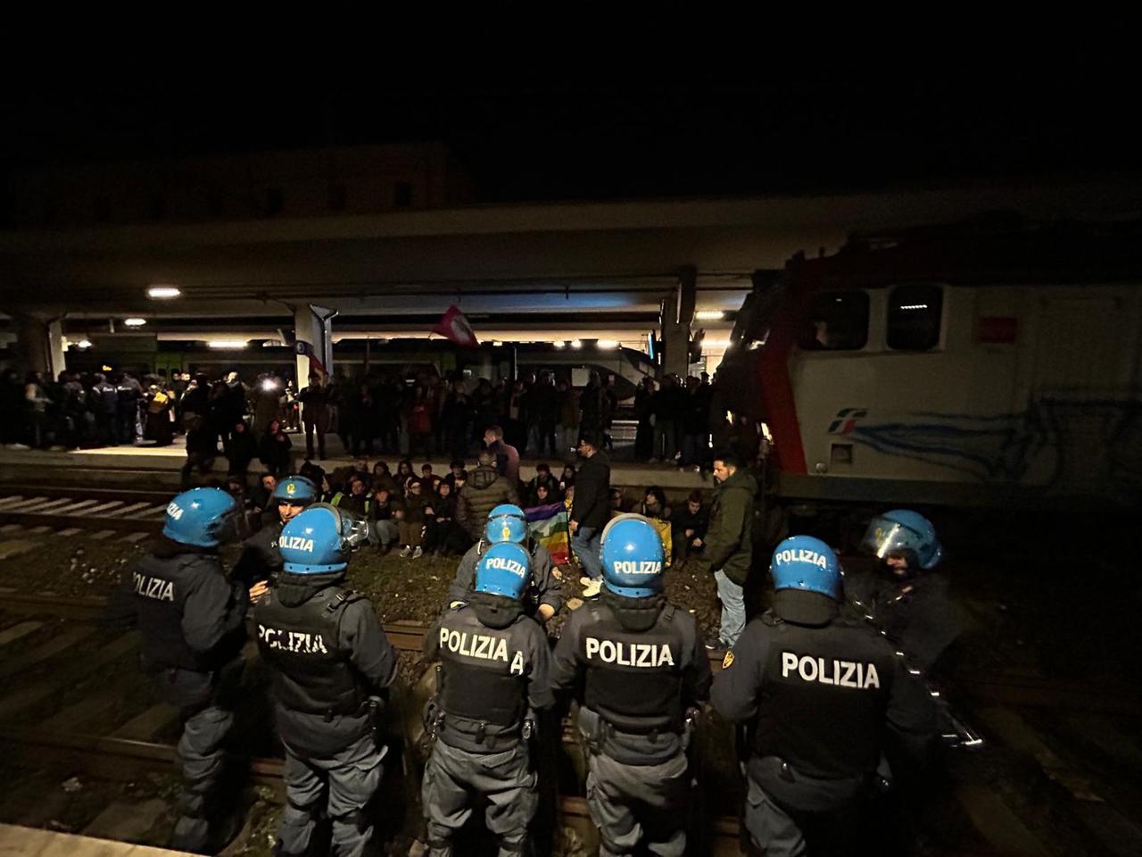 Pisa, treno “militare” respinto: in trenta a rischio denuncia. Da Ceccardi a Bruni la polemica politica