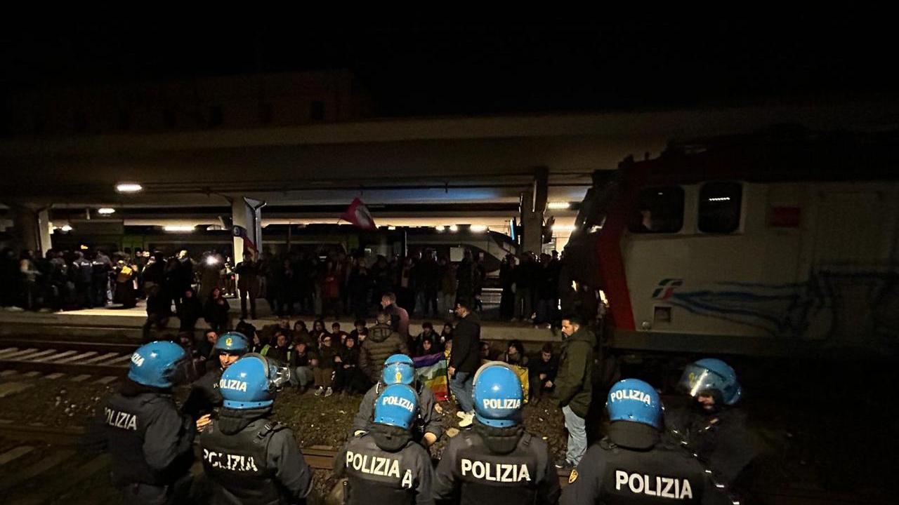 Pisa, treno “militare” respinto: in trenta a rischio denuncia. Da Ceccardi a Bruni la polemica politica