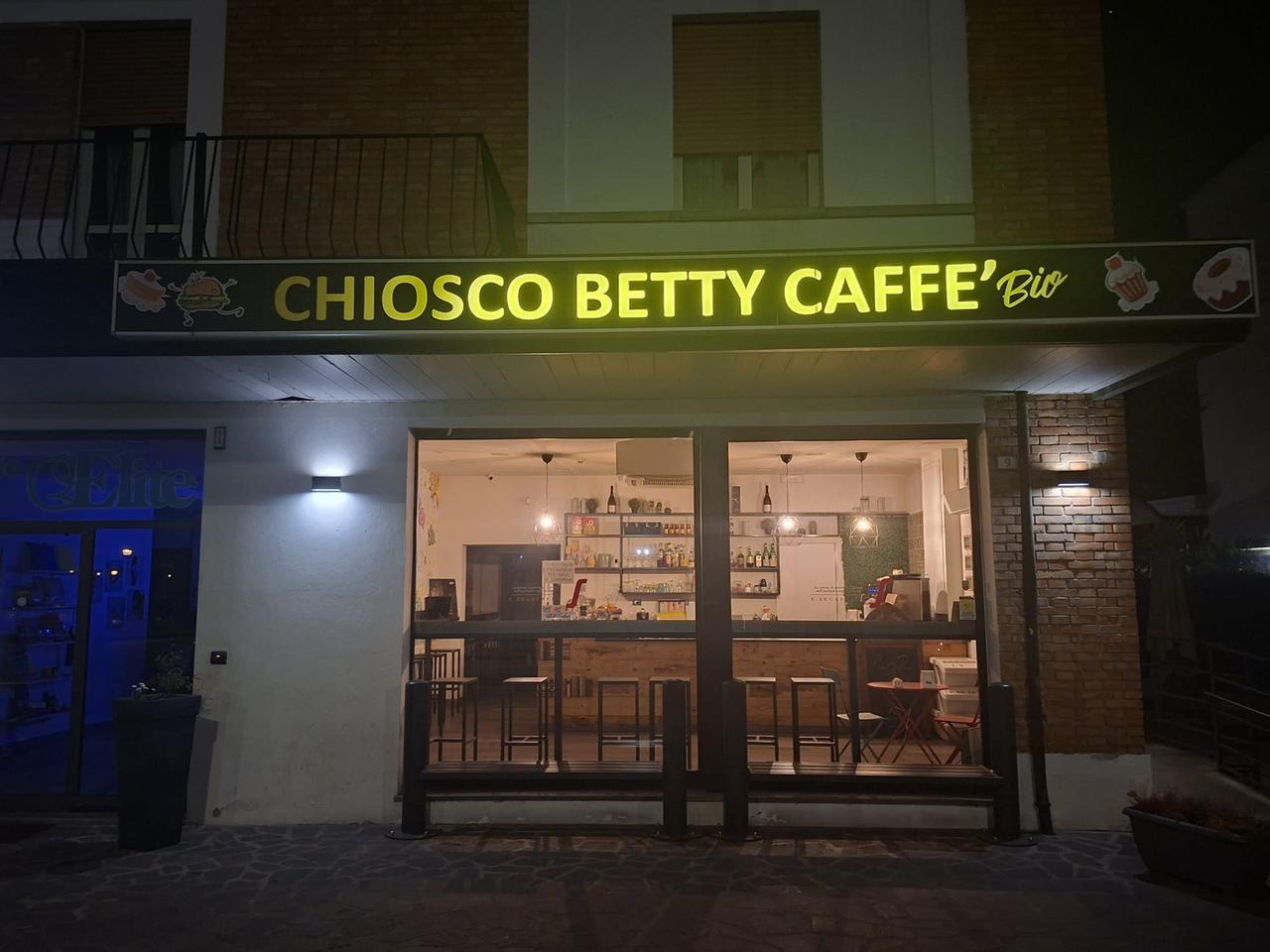 Accerchiata da tre uomini incappucciati che la derubano dell’incasso