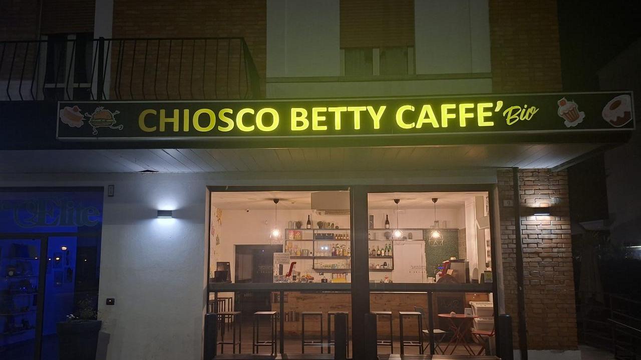 Accerchiata da tre uomini incappucciati che la derubano dell’incasso