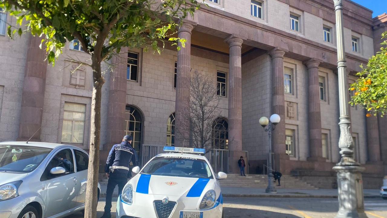 Sassari un agente della Polizia Locale davanti al tribunale in via Roma