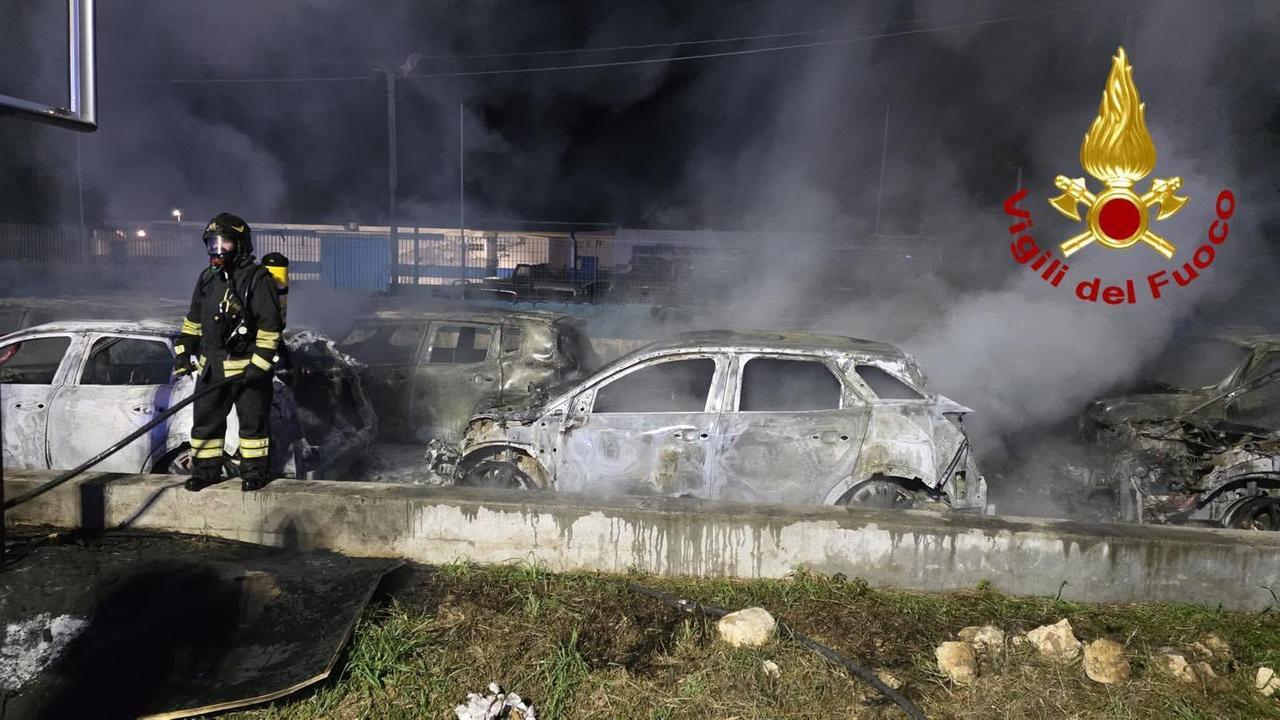 Alghero, maxi rogo in un parcheggio esterno dell’aeroporto: 14 auto distrutte – VIDEO
