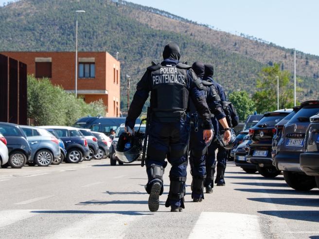 
	La polizia penitenziaria all'esterno della Dogaia

