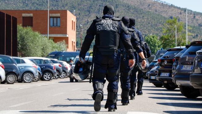 La polizia penitenziaria all'esterno della Dogaia