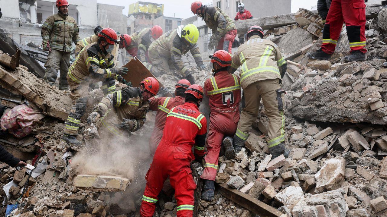 
	Soccorritori al lavoro nel sud di Teheran&nbsp;

