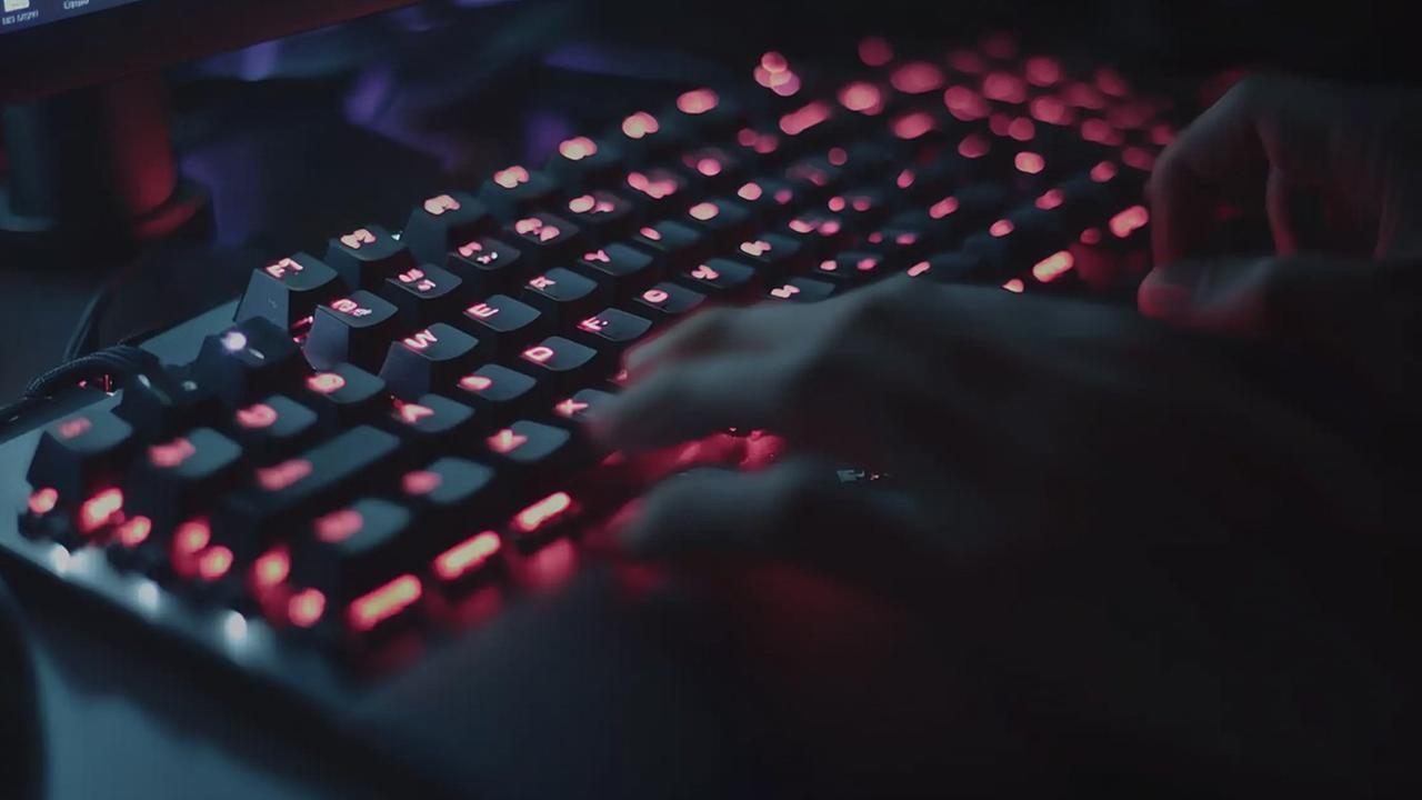 Materiale pedopornografico e foto delle alunne spogliate con l’intelligenza artificiale: arrestato un bidello