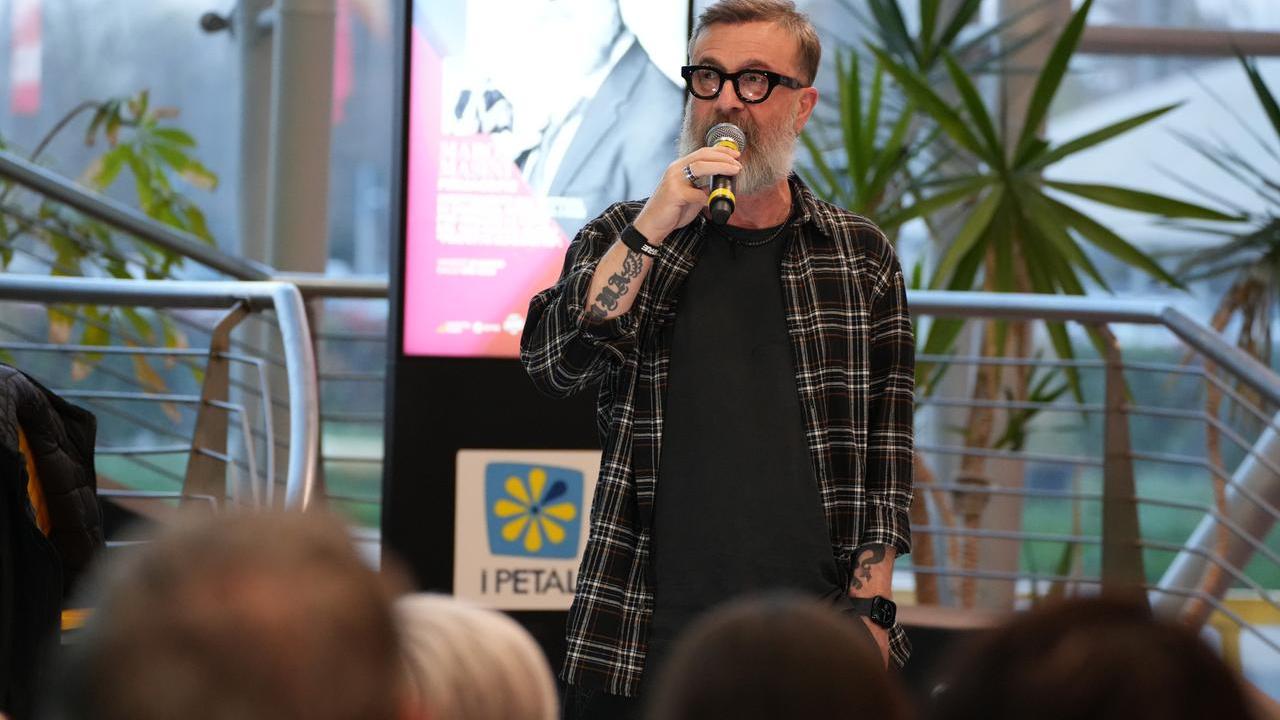 Marco Masini ai Petali, trecento fan per le hit storiche e il firmacopie