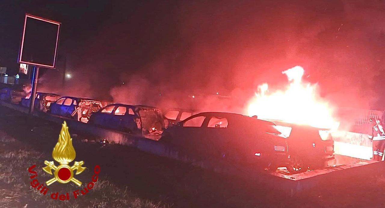 Alghero, inferno di fuoco in aeroporto: danni per centinaia di migliaia di euro – ecco che cosa sappiamo