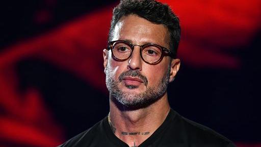 Fabrizio Corona arriva in Sardegna: per la prima volta a teatro con “Falsissimo”- Info e date