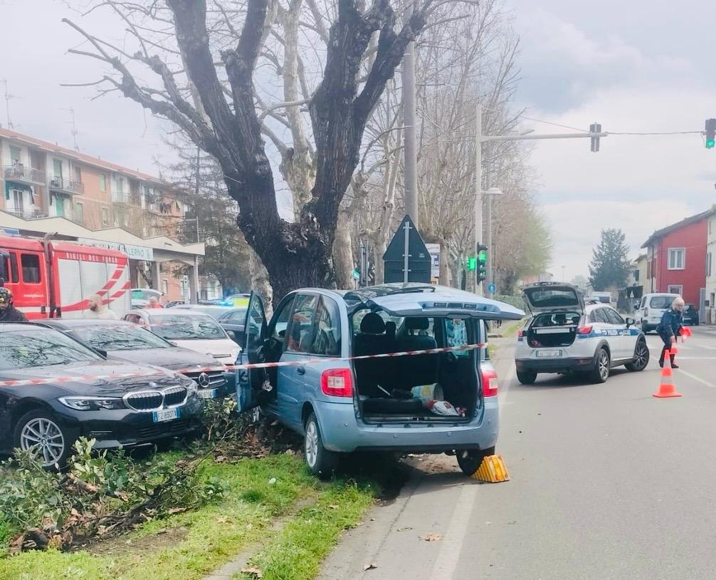 Finisce fuori strada con l’auto: è gravissimo
