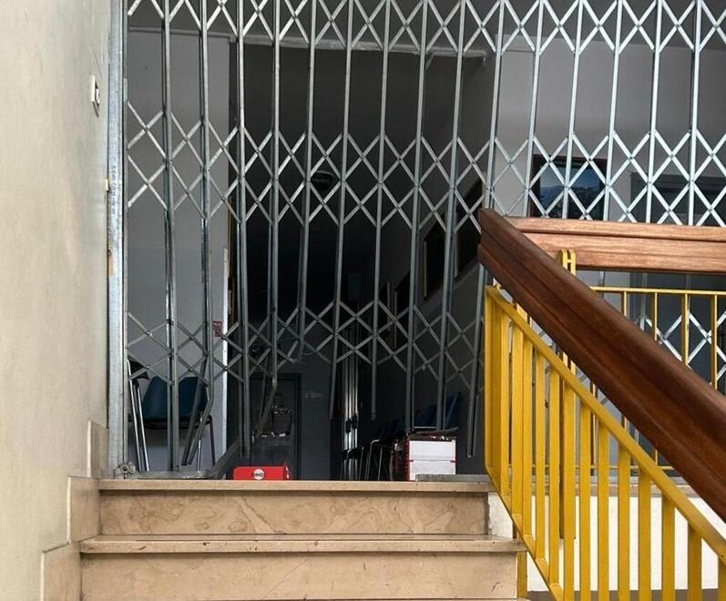 
	La grata danneggiata al circolo Arci Carli di Salviano&nbsp;

