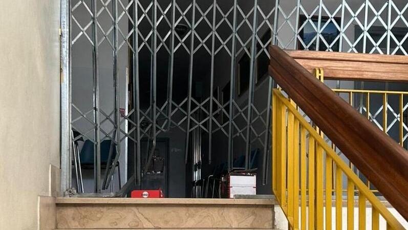 La grata danneggiata al circolo Arci Carli di Salviano 