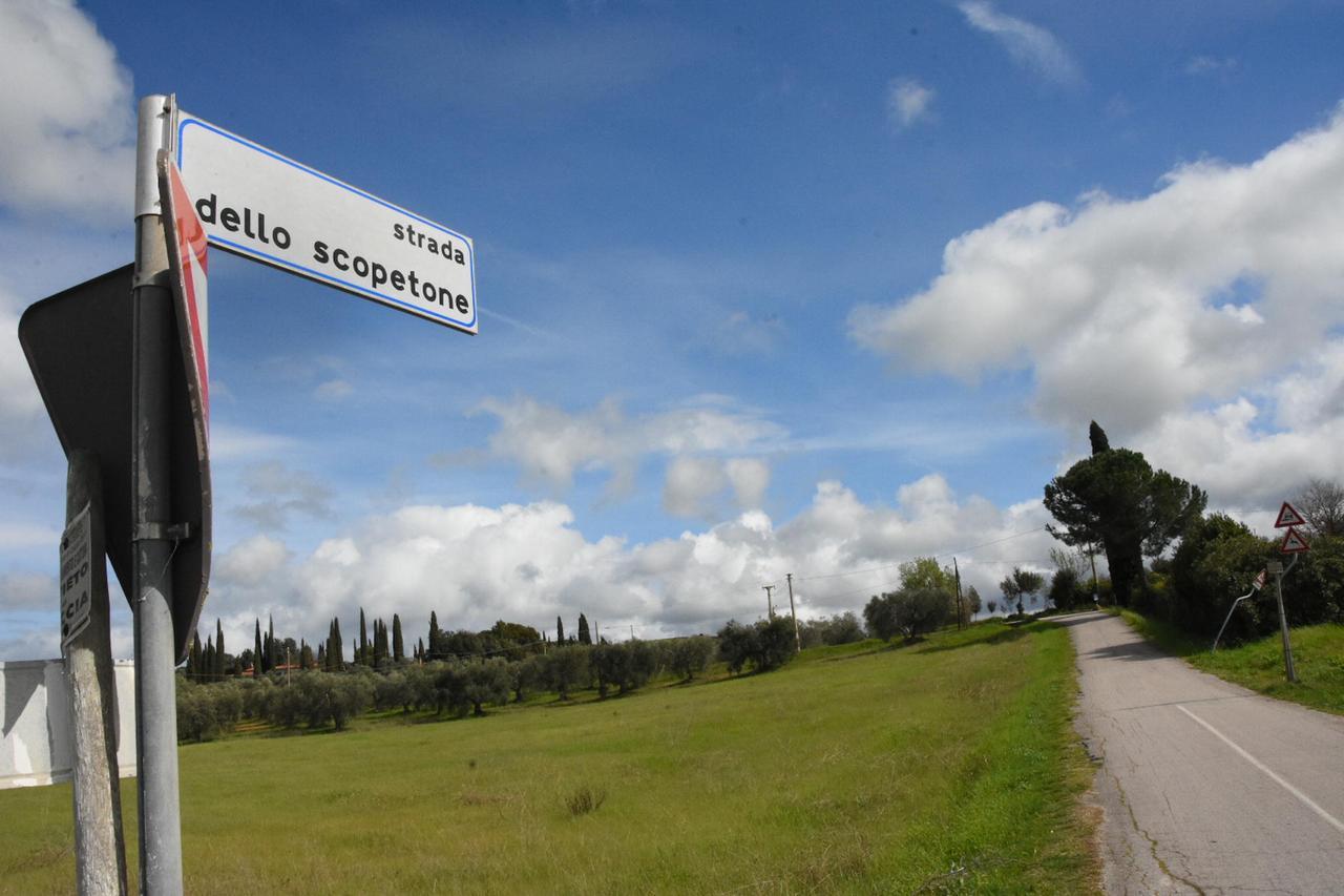 Grosseto, muore sul trattore che finisce nella piscina dell’agriturismo: chi è la vittima