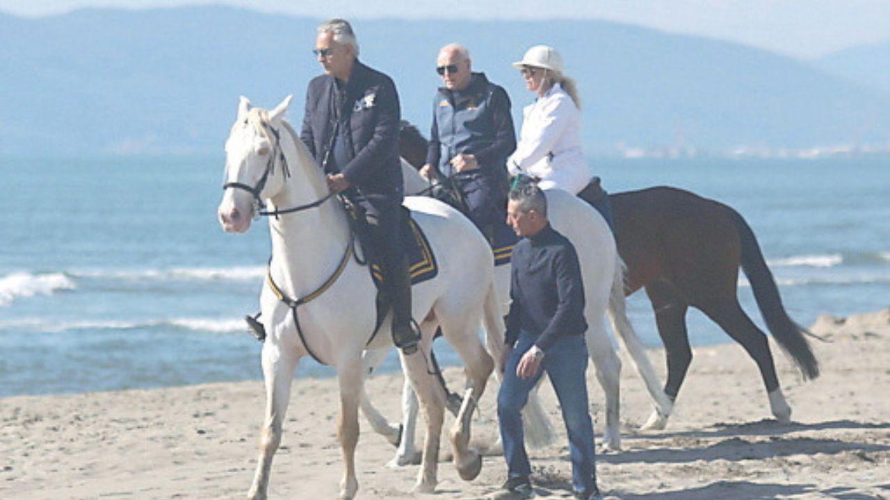 Andrea Bocelli a cavallo in Versilia (Foto Giannini)