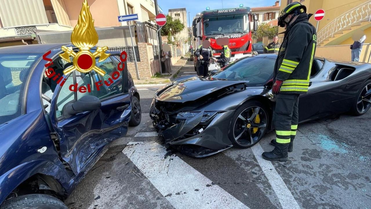 Olbia, schianto all’incrocio tra una Ferrari e una Citroen: un ferito