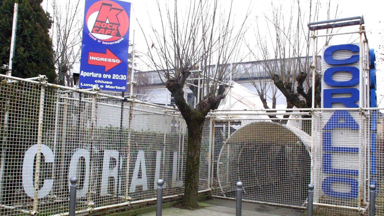 Va a prendere la figlia in discoteca, vede il branco aggredire due buttafuori, li rimprovera e li filma: pestato e rapinato del cellulare