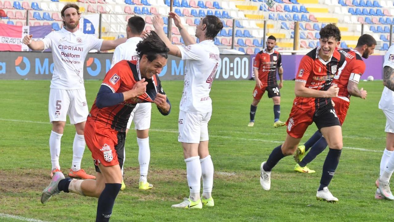 La gioia di Nunziatini dopo la rete del definitivo 2-2<em> (foto Mauro Chessa)</em>