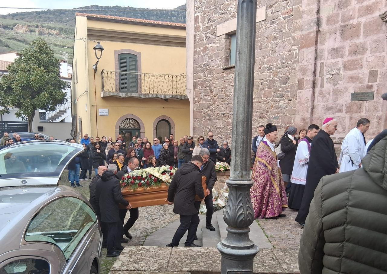 Bortigali, l’abbraccio del paese ai familiari di Gianstefano Fara morto in un incidente stradale