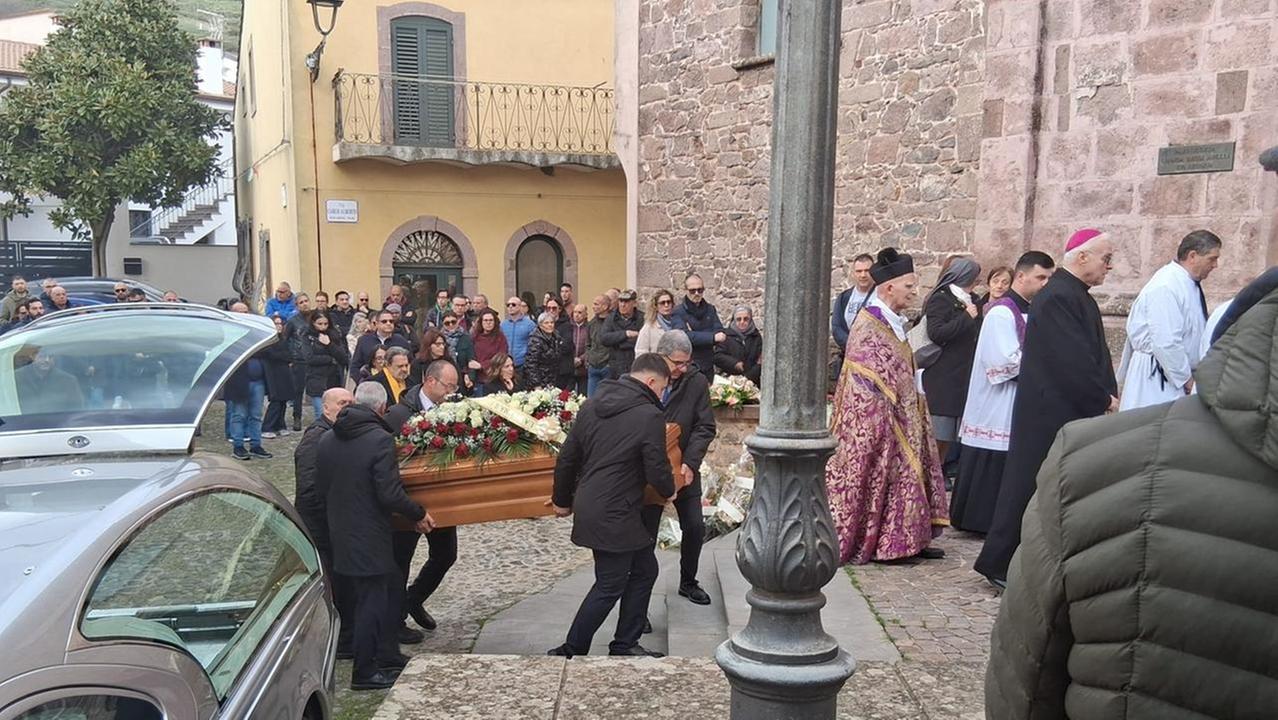 Bortigali, l’abbraccio del paese ai familiari di Gianstefano Fara morto in un incidente stradale