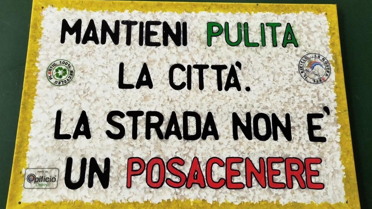 Via i mozziconi, gli studenti ripuliscono l’ingresso di scuola dalle sigarette