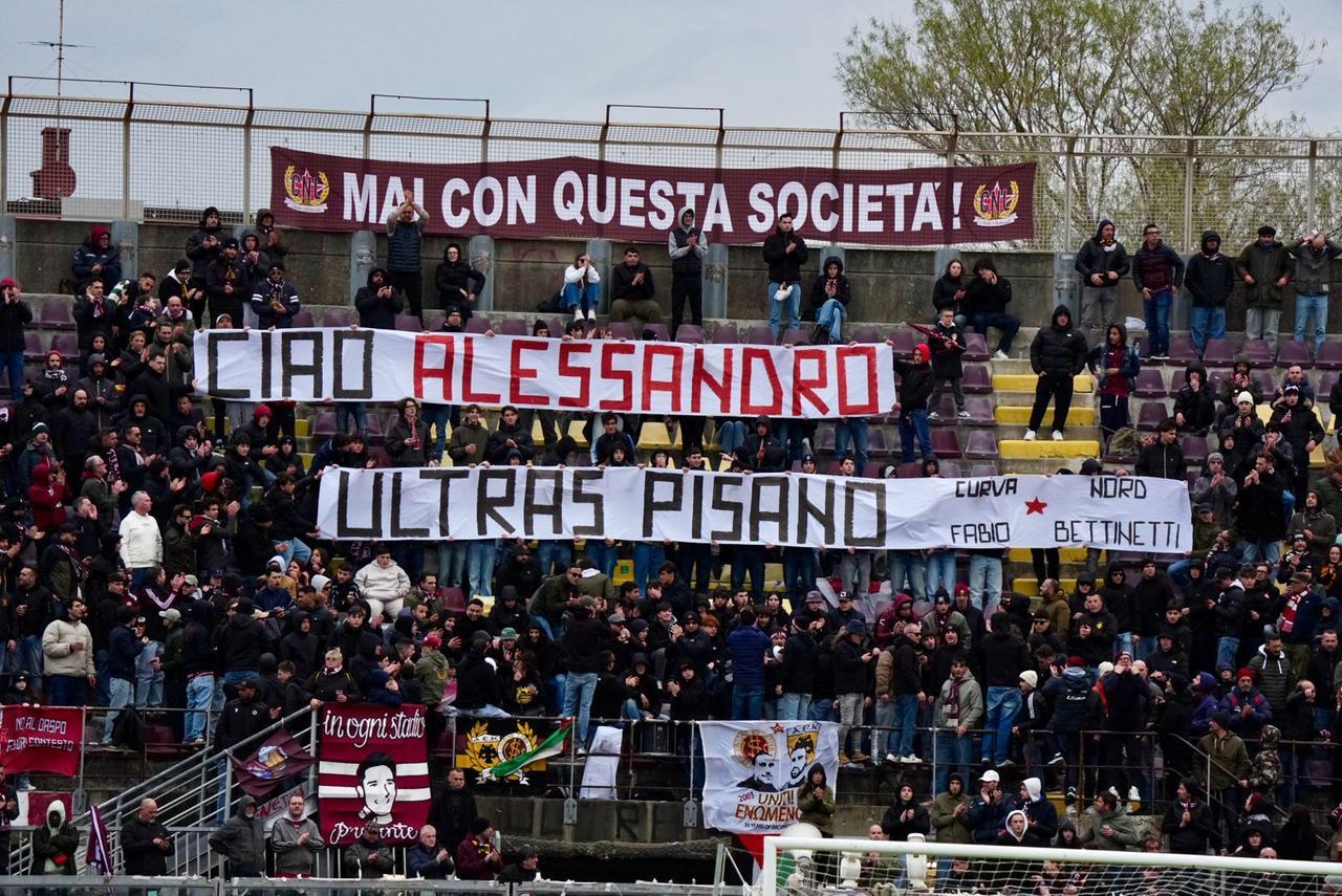 
	Lo striscione della curva (foto Stick)

