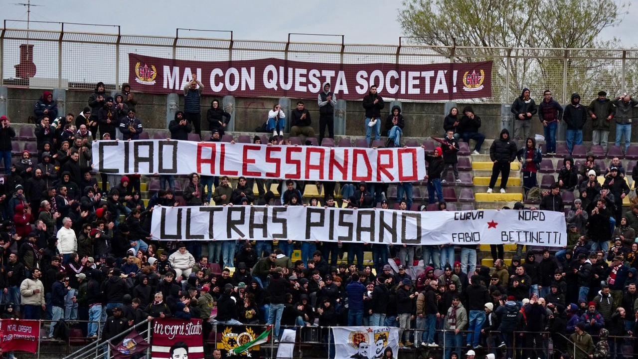 Lo striscione della curva (foto Stick)