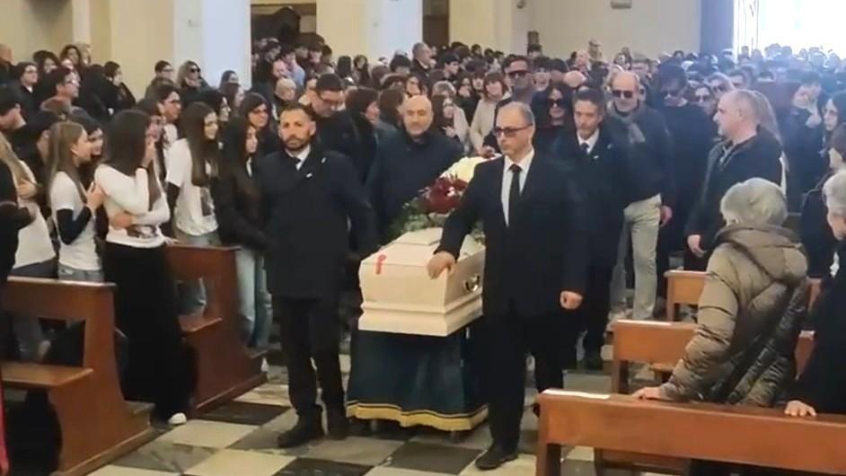 La Maddalena, folla ai funerali del tiktoker Luigi Nativi: l’addio tra i palloncini nel cielo