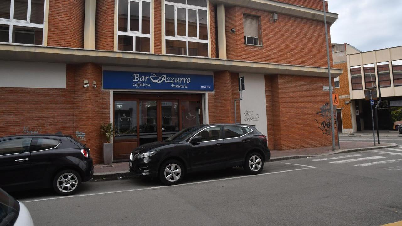 Colpo del ladro mascherato in un bar pasticceria