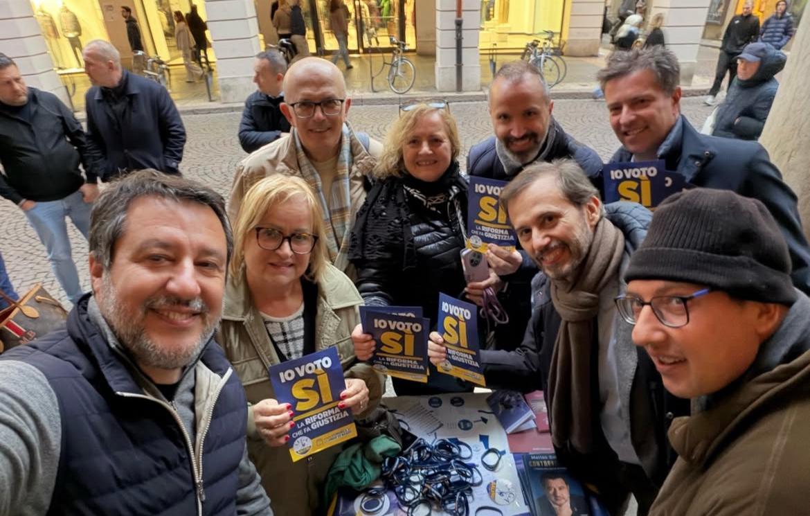 
	Salvini al gazebo della Lega Modena

