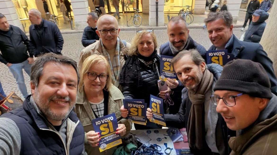 Salvini al gazebo della Lega Modena